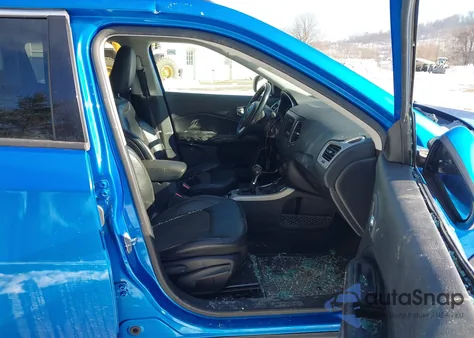 2020 Jeep Compass Latitude 4X4 z USA, uszkodzony, nr VIN 3C4NJDBB5LT165235